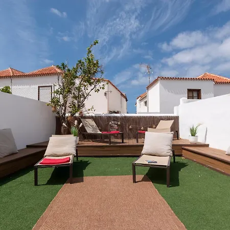 Lovely 6 Bedroom Communal Heated Pool *