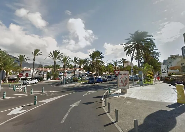 Lovely 6 Bedroom Communal Heated Pool *