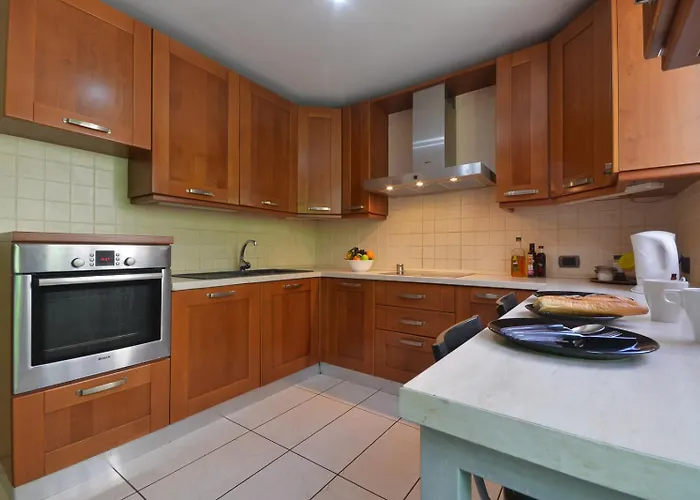 Lovely 6 Bedroom Communal Heated Pool 别墅