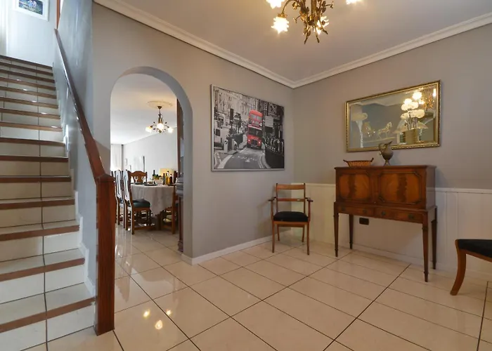 Lovely 6 Bedroom Communal Heated Pool