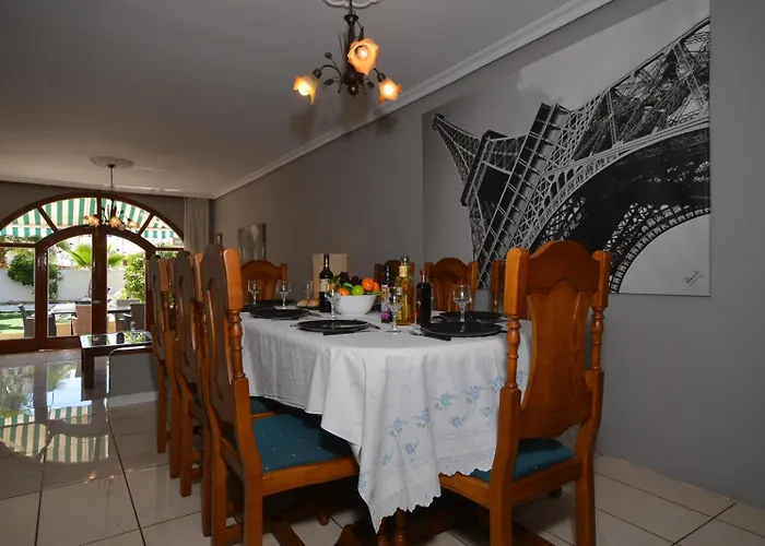 Villa Lovely 6 Bedroom Communal Heated Pool Playa de las Americas (Tenerife)