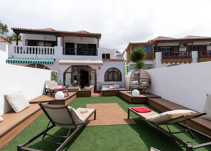 Lovely 6 Bedroom Communal Heated Pool Villa Playa de las Americas (Tenerife)