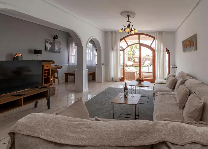 Lovely 6 Bedroom Communal Heated Pool *