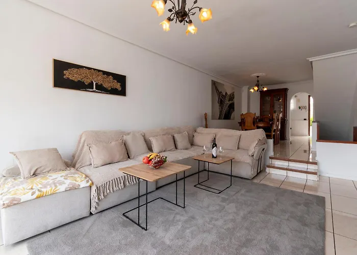 Lovely 6 Bedroom Communal Heated Pool 别墅