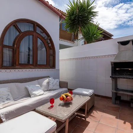 Villa Lovely 6 Bedroom Communal Heated Pool *