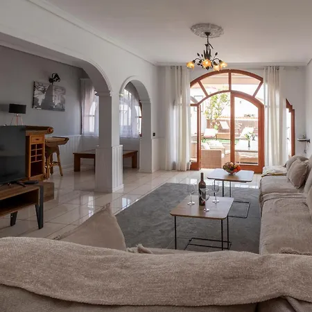 Lovely 6 Bedroom Communal Heated Pool *