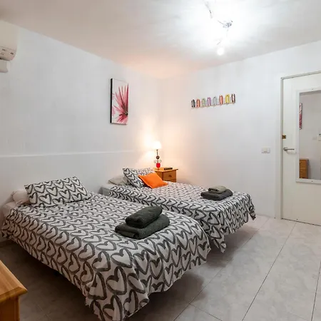 Villa Tricia Lovely 6 Bedroom Communal Heated Pool *