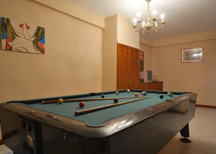 Lovely 6 Bedroom Communal Heated Pool *