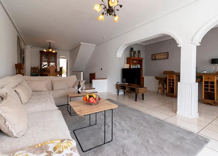 Lovely 6 Bedroom Communal Heated Pool Villa Playa de las Américas