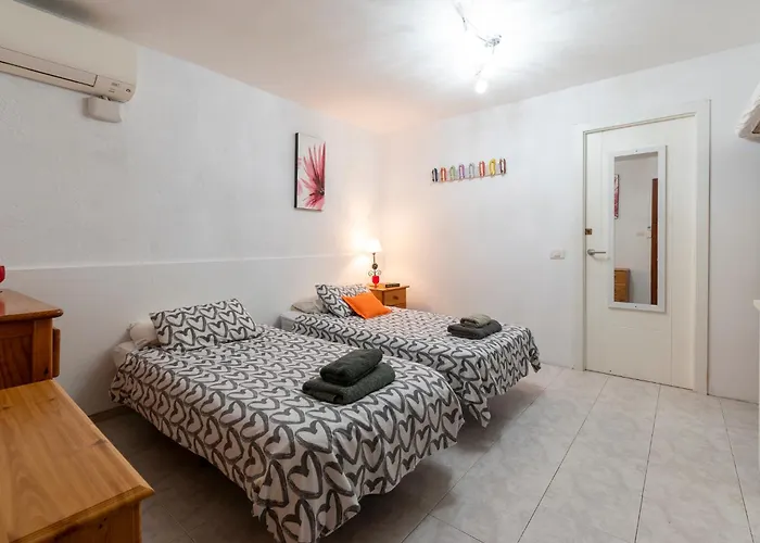 Villa Lovely 6 Bedroom Communal Heated Pool *